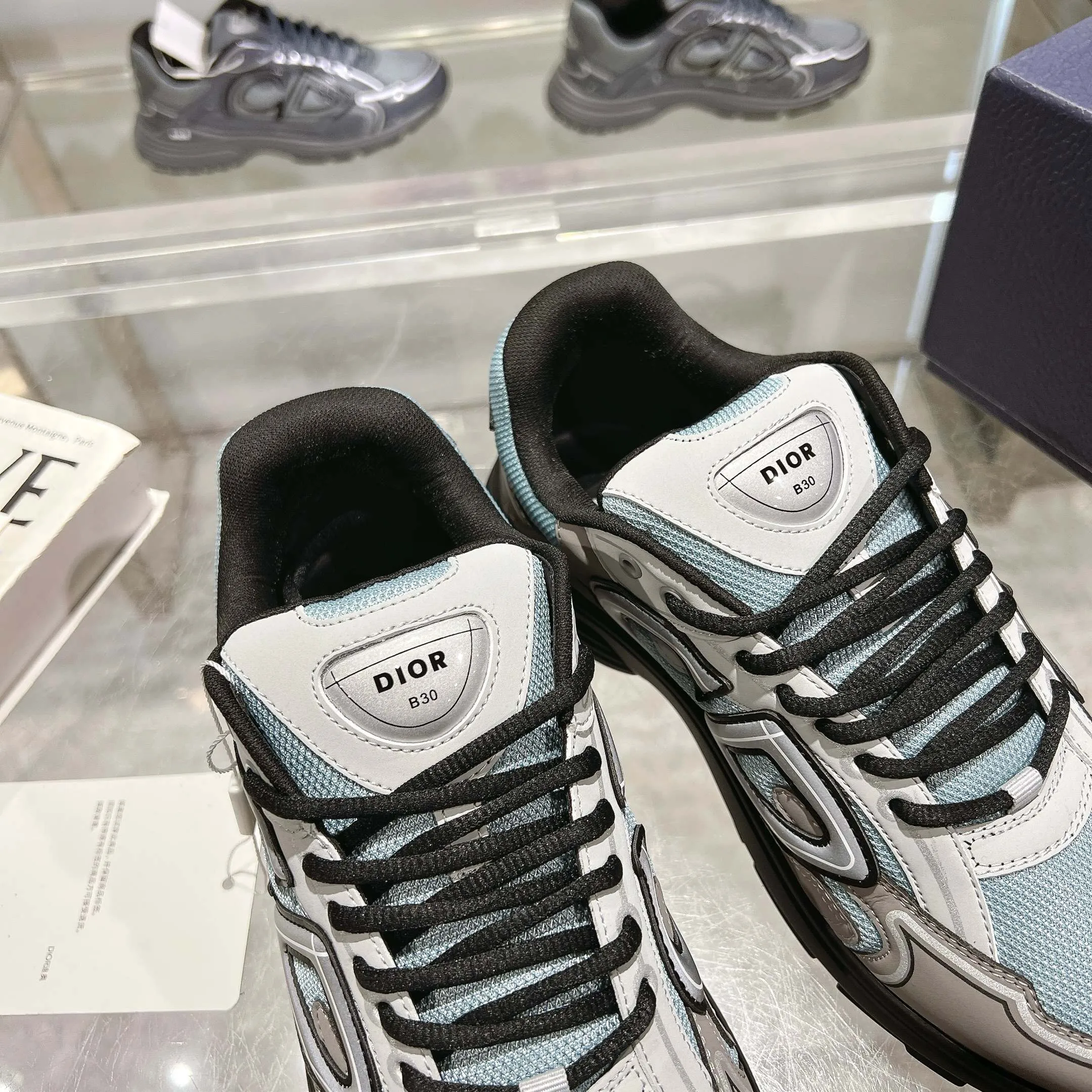 👟👟Ex-factory price 520👟👟 H612 high version B30 low-top sneakers are one of the flagship styles of this series. Crafted from mesh and technical fabrics, it's finished with a reflective 'CD30' graphic and 'DIOR B30' and 'CD30' logos on the heel and tongue. The extra-light, sculpted rubber sole adds style with signature accents, while internal stretch details create ideal comfort. Can be paired with a variety of casual looks to show a fashionable, modern and sporty style. ✅Size: 35-47 (45-46-47 customized, non-returnable and non-exchangeable) ✅Sole material: Original ultra-light IP sole ✅Packaging: Brand new counter packaging